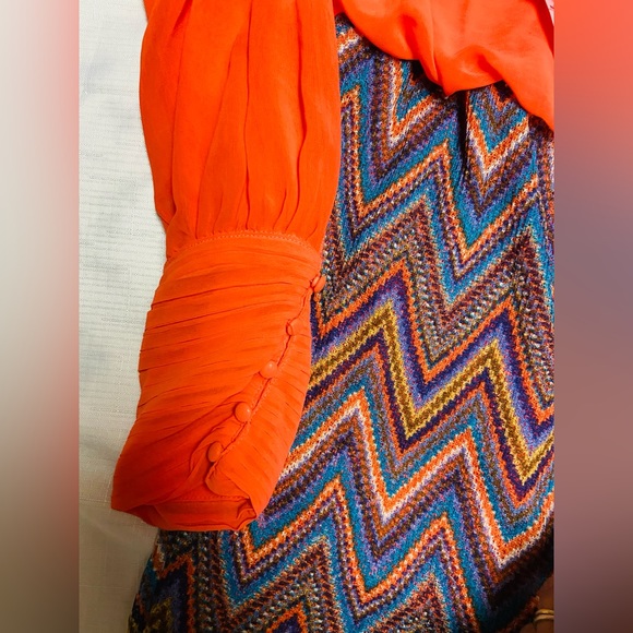 HOT AND DELICIOUS ORANGE DRESS. open sleeves with buttons details Size Medium. - Picture 6 of 9